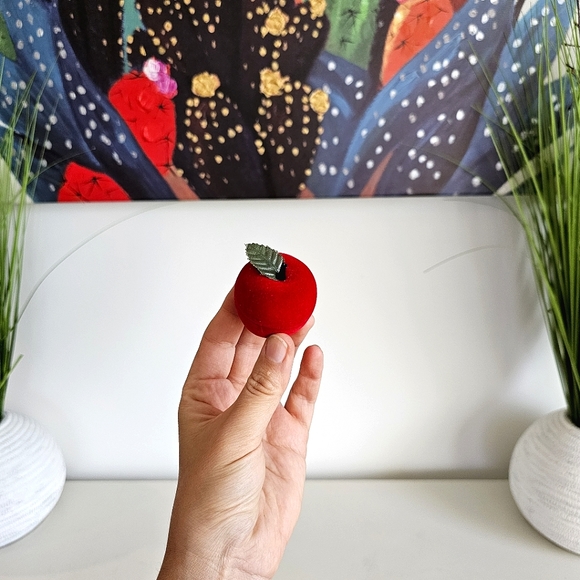 Red Apple Lapel Hat Jacket Pin With Four Clear Rhinestone Seeds, Original Box - Picture 8 of 8